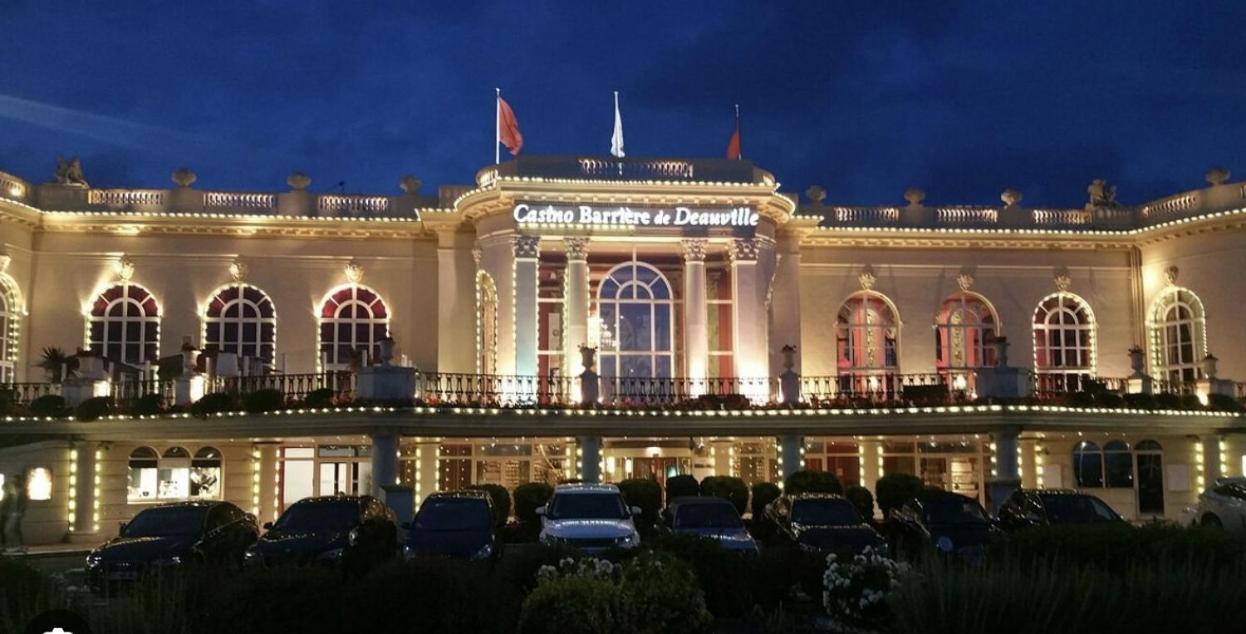 Grand Studio Hyper Centre Avec Balcon Tout Refait Mars 2025 Довил Екстериор снимка